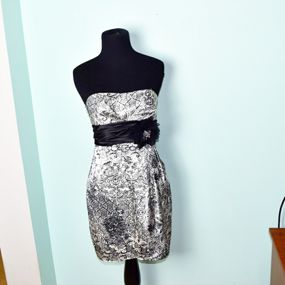 Stunning Black and White Print Strapless Dress